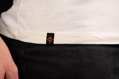 CAMISETA DIFFERENT CREMA - Imagen 4